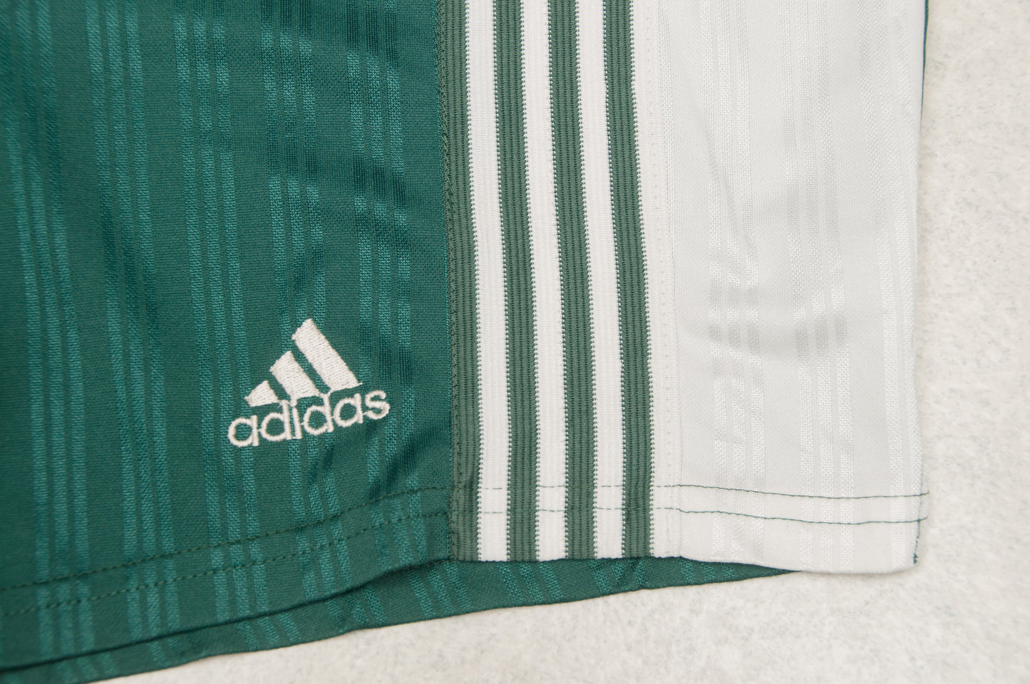 Vintage Adidas shortsit 90-luvulta (M)