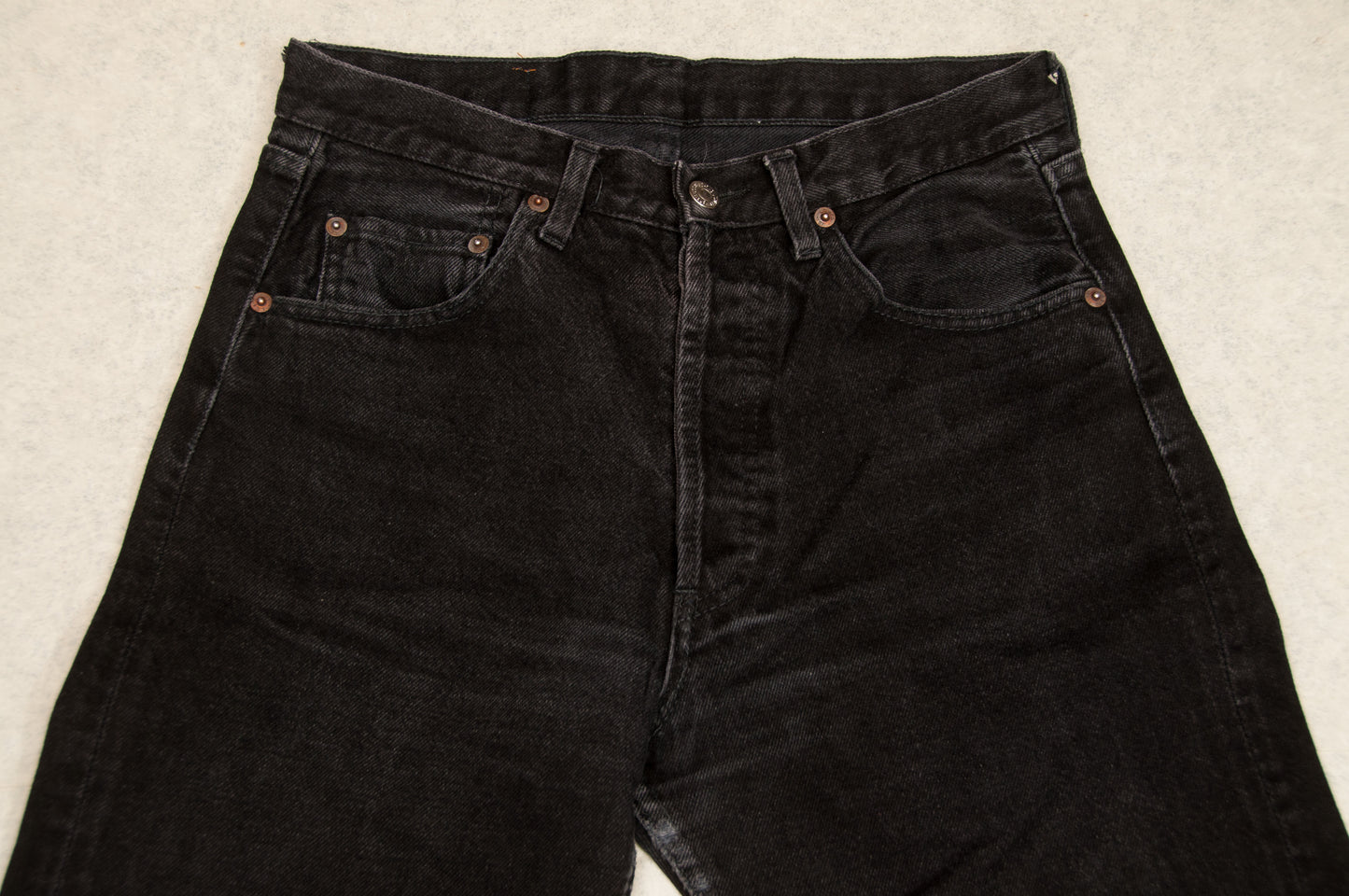 Levi's mustat farkut (29x30)