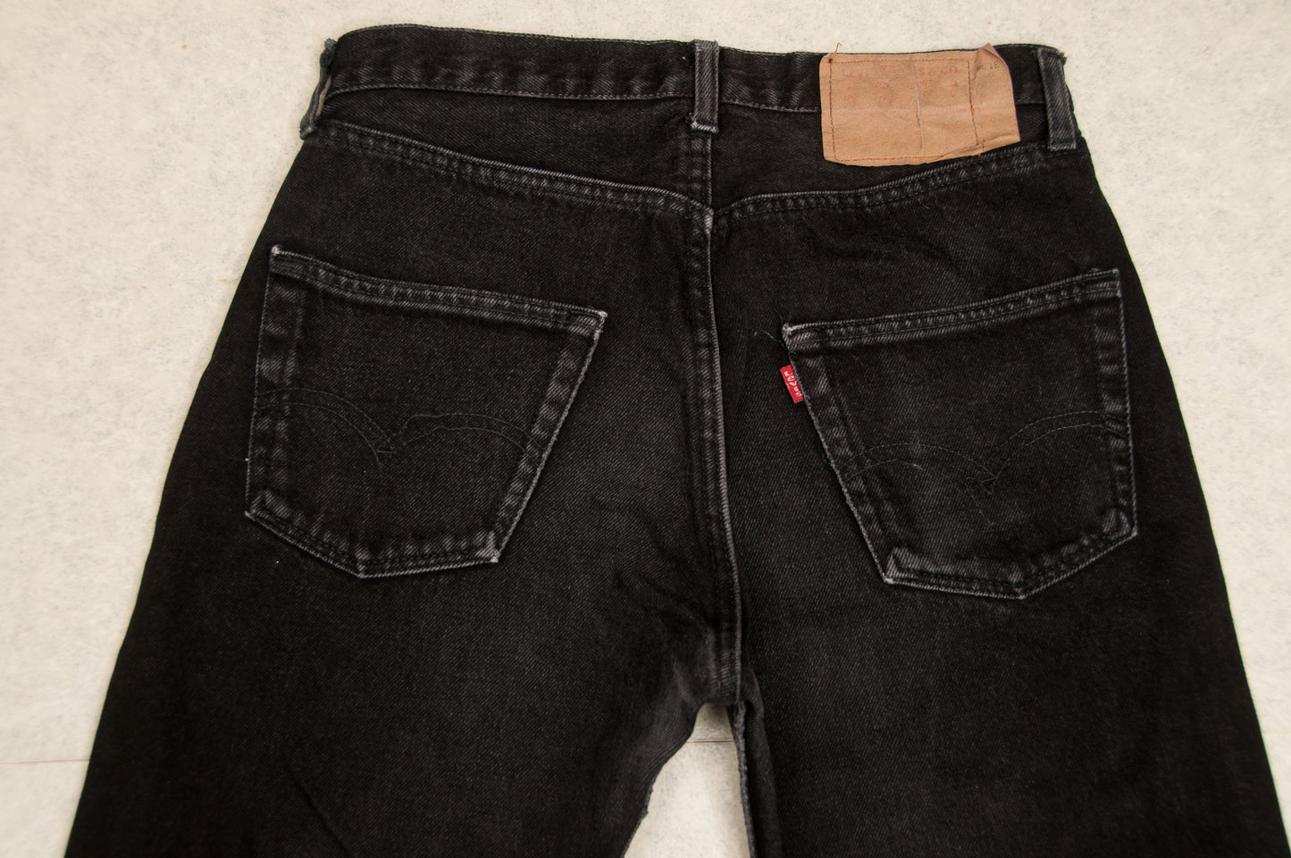 Levi's mustat farkut (29x30)