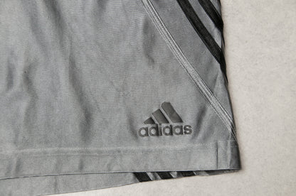 Adidas shortsit (L)